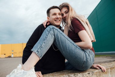 Genç, modaya uygun güzel bir çift alışveriş yapıyor ve market yakınlarında tramvaya binip eğleniyor.