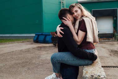 Genç, modaya uygun güzel bir çift alışveriş yapıyor ve market yakınlarında tramvaya binip eğleniyor.