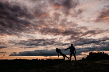 Genç aşıklar her yerden uzak havai fişeklerle tarlada eğleniyorlar.