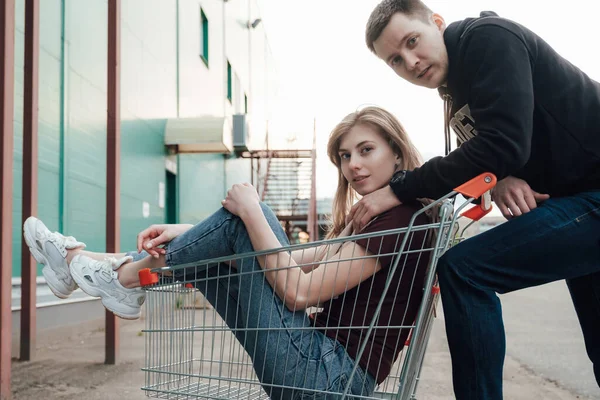 Genç Modaya Uygun Güzel Bir Çift Alışveriş Yapıyor Market Yakınlarında — Stok fotoğraf