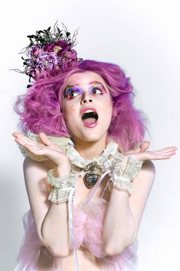 Mor saçlı güzel kız. Parlak makyaj.