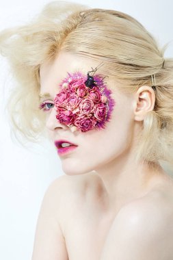 Sarışın genç kızın yüzündeki çiçekli.