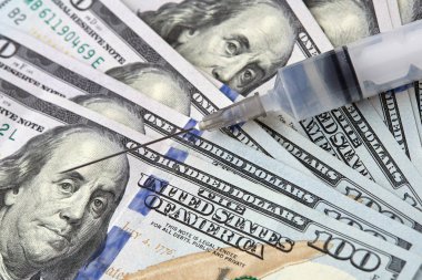 Şırınga yalan üzerine Amerikan Doları banknot.