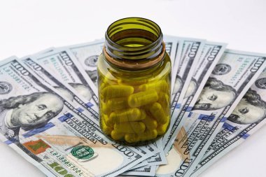 Gallipot Amerikan Doları banknot üzerinde beyaz hap.