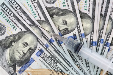 Şırınga yalan üzerine Amerikan Doları banknot.