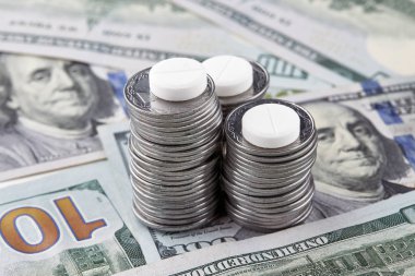 Hapları ve sikkeler üzerinde Amerikan Doları banknot yalan.