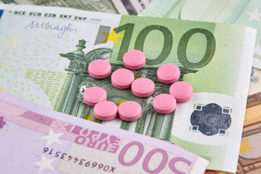 Pembe hap euro banknot üzerinde yalan. Yakın çekim.