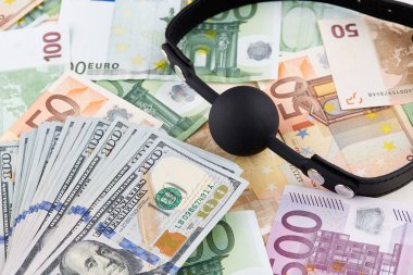 Siyah gag ve Amerikan dolar euro banknot üzerinde yığını.