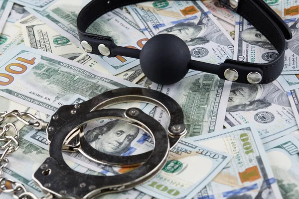 Siyah gag ve Amerikan dolar Lirası üstünde kelepçe.