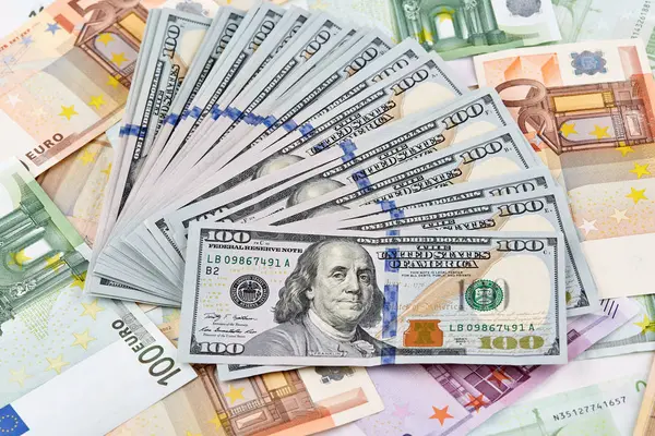 Bir sürü Avrupa ve Amerikan dolarlık banknot. Arka plan.