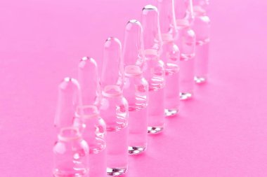 Tıp pembe bir arka plan üzerinde ampul.