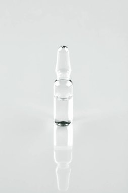 Ampul beyaz zemin üzerine tıp.