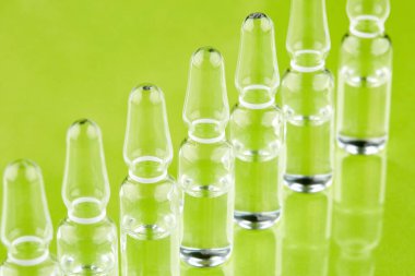 Tıp yeşil arka plan üzerinde ampul.