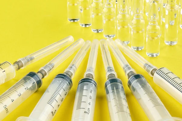 Mnoho Injekční Stříkačky Ampule Lékem Žlutém Podkladu — Stock fotografie