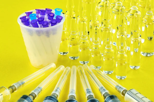 Spritzen Nadeln Messglas Und Ampullen Auf Gelbem Hintergrund — Stockfoto