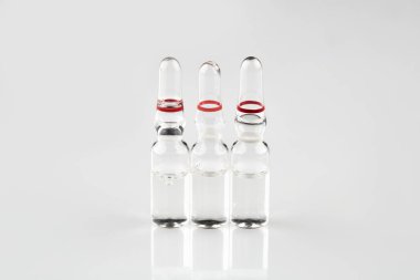 Ampul beyaz zemin üzerine tıp.