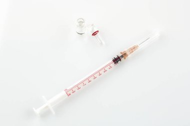 Ampül ilaç ve beyaz arka plan üzerinde şırınga ile.