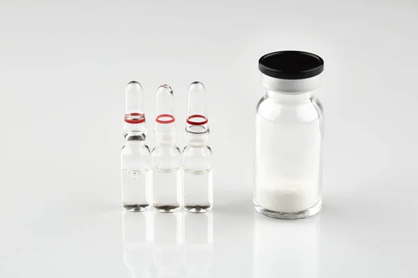 Kleine Gesloten Fles Met Medicijnen Ampullen Witte Achtergrond — Stockfoto
