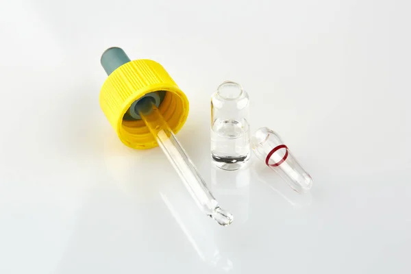 Ampul Met Medicijnen Pipetteer Witte Achtergrond — Stockfoto