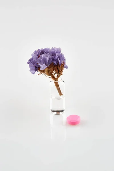 Flor Violeta Ampola Com Medicamento Comprimido Vermelho — Fotografia de Stock