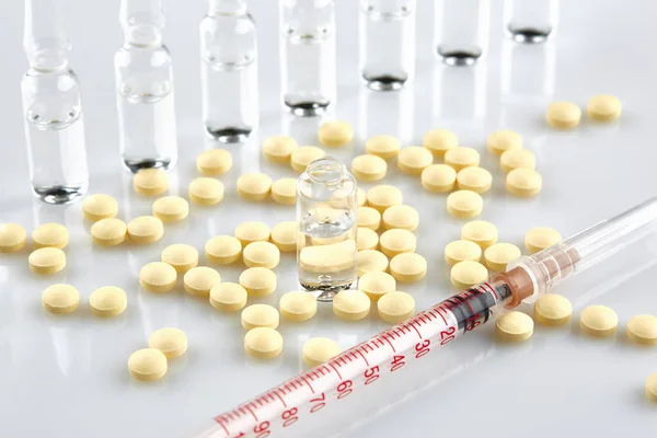 Ampullen Met Geneeskunde Gele Tabletten Spuit Witte Achtergrond — Stockfoto