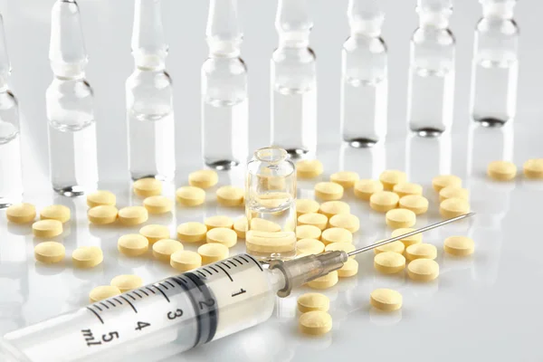 Ampullen Met Geneeskunde Gele Tabletten Spuit Witte Achtergrond — Stockfoto