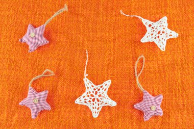 Yılbaşı ağacı süsleri turuncu kendir üzerinde yıldız şeklinde. Yeni yıl oyuncak