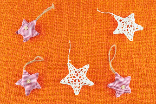 Yılbaşı ağacı süsleri turuncu kendir üzerinde yıldız şeklinde. Yeni yıl oyuncak