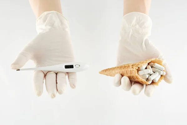 Θερμόμετρο Και Παγωτό Κύπελλο Φάρμακο Στα Χέρια Λευκό Φόντο — Φωτογραφία Αρχείου