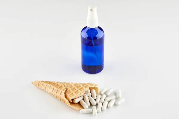 Blå Flaska Och Glass Kopp Med Medicin Vit Bakgrund — Stockfoto