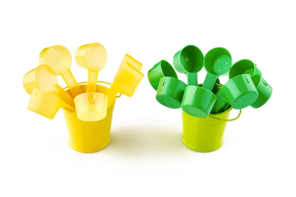 Πράσινο Και Κίτρινο Πλαστικά Κουτάλια Μικρούς Κάδους Απομονωμένα Λευκό Φόντο — Φωτογραφία Αρχείου