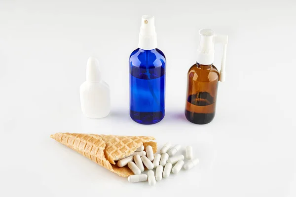 Färgglada Flaskor Och Glass Kopp Med Medicin Vit Bakgrund — Stockfoto
