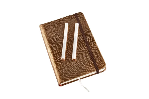 黄金のノートとタバコ 白い背景に分離 — ストック写真