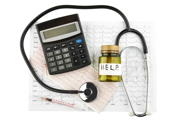 Stethoskop Flasche Mit Pillen Spritze Und Taschenrechner Auf Kardiogramm Isoliert — Stockfoto