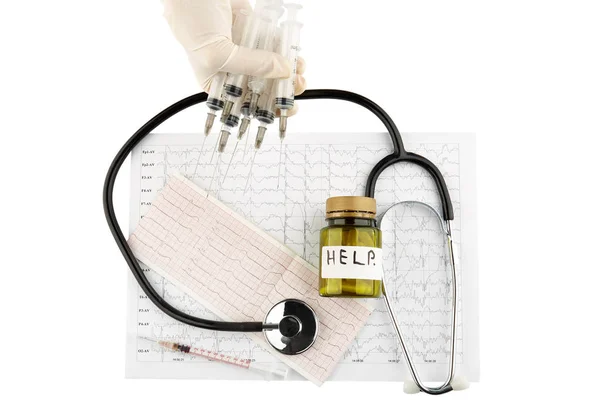 Handspritze Stethoskop Flasche Mit Tabletten Und Spritze Auf Kardiogramm Isoliert — Stockfoto