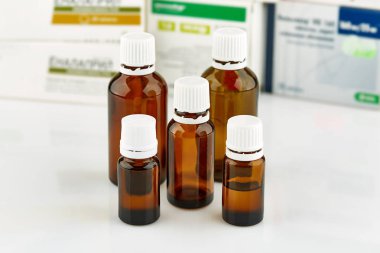Arka plan üzerinde hapları paketleri ile beş küçük kahverengi tıp Pedikür aygıtları.