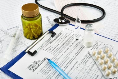 Cardiograms, stetoskop, tıbbi soru formu ve şişe hap ile. 