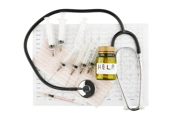 Veel Spuiten Stethoscoop Fles Met Pillen Cardiogram Geïsoleerd — Stockfoto