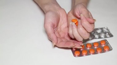 Hapları ve tıp masada iki kabarcık oynamaya kız.