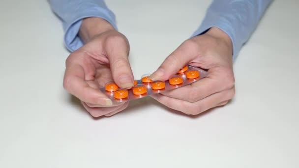 Blister Rotolamento Mano Della Ragazza Con Pillole — Video Stock