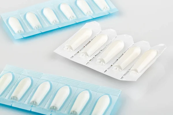 Beyaz arka plan üzerinde fitil içeren mavi ve beyaz paketler