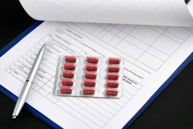 Kırmızı hap ve gümüş kalem ile blister tıbbi anket f