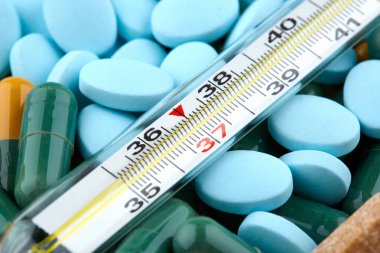 Mavi hapları ve renkli Kapsüller termometre. Tıp