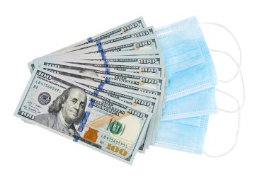 Mavi tıbbi maskeler ve beyaz arka planda izole edilmiş 100 dolarlık banknotlar.