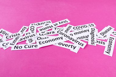 Coronavirus, salgın manşet pembe arka plandaki kelimeleri kırpıyor.