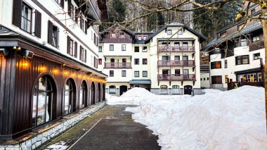 Zimn na tuln alpsk domy s devnmi balkony a fasdami v evropskm stylu. Ped budovami le velk zvje snhu a na stnch z tepl etzy svtel. Atmosfra pipomn horsk stedisko, zimn dovolenou a horskou rekreaci.