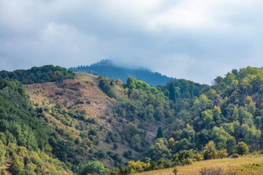 Sonbahar dağlarının renkli gökyüzü manzarası
