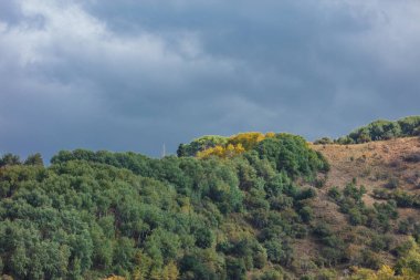 Arkadaki dağların güzel manzarası