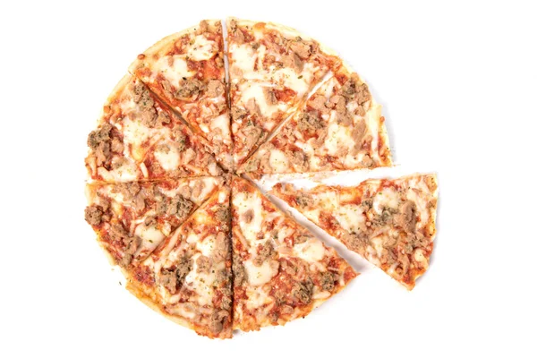 ton balıklı pizza üzerinde beyaz izole dilimlenmiş, görünümü top