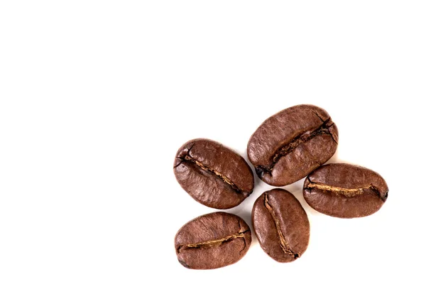 Close-up de grãos de café no fundo branco, vista superior — Fotografia de Stock